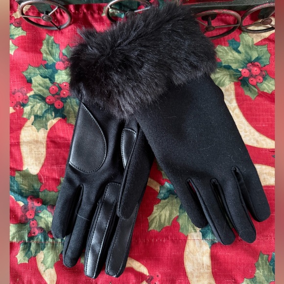 Isotoner Signature Black Fur-Trimmed Women's Gloves - Picture 2 of 4